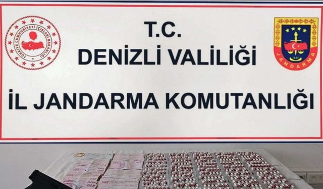 Denizli’de 3 zehri taciri binlerce uyuşturucu hapla yakalandı