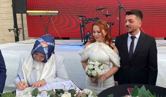 Devlet desteğiyle evlendiler, nikah şahitleri Bakan Yardımcısı Yenigün oldu