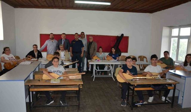 Edremit’te açılan bağlama kursu ağır misafirleri ağırladı