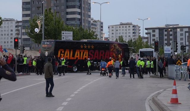 Galatasaray ve Trabzonspor kafileleri Gaziantep Stadyumu’nda