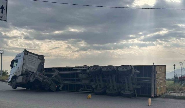 Gaziantep’te pamuk yüklü tırın dorsesi yan yattı