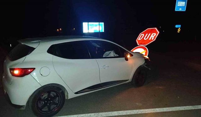 Hisarcık’ta ehliyetsiz ve alkollü sürücü ’Dur’ levhasına çarptı: 1 yaralı