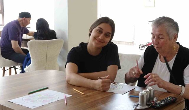 İspanyol öğrenciler huzurevinde staj yapıyor