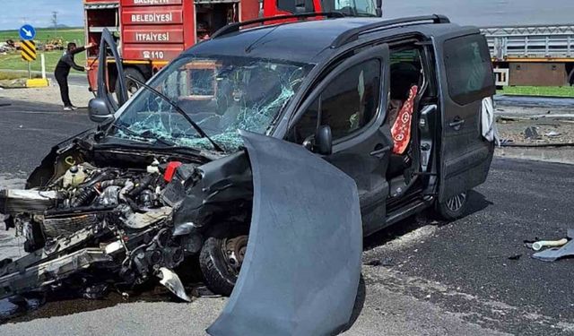 Kırıkkale’de kamyonet ile otomobil çarpıştı: 3 yaralı