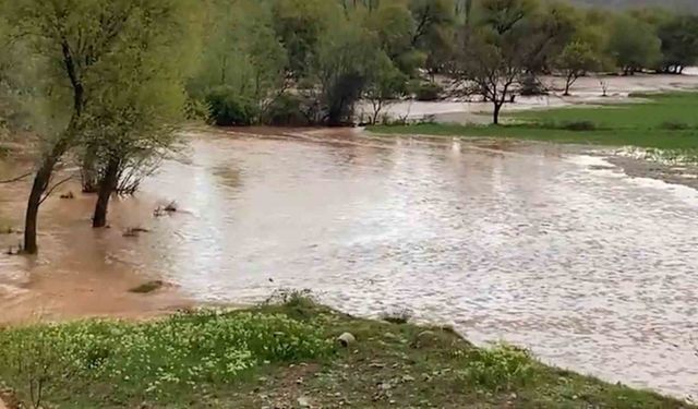 Kırıkkale’de kuvvetli sağanak: Dereler taştı, tarım arazileri zarar gördü