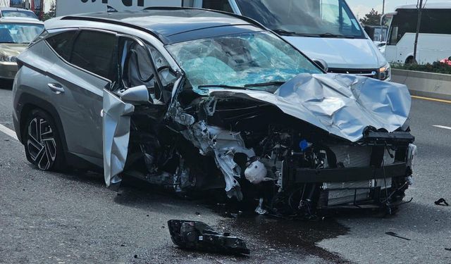 Otomobil, üst geçit ayağına çarptı: 2 yaralı