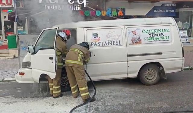 Park halindeki panelvan minibüste yangın paniği