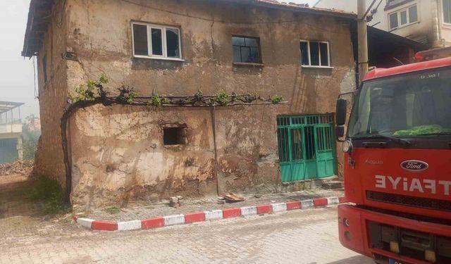 Yangında 75 yaşındaki adamın evi kullanılamaz hale geldi