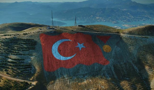 Ahır Dağı zirvesine 38 bin metrekarelik Türk bayrağı