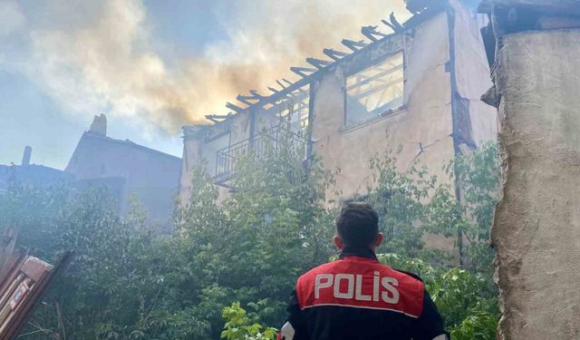 Alevlere teslim olan ev küle döndü