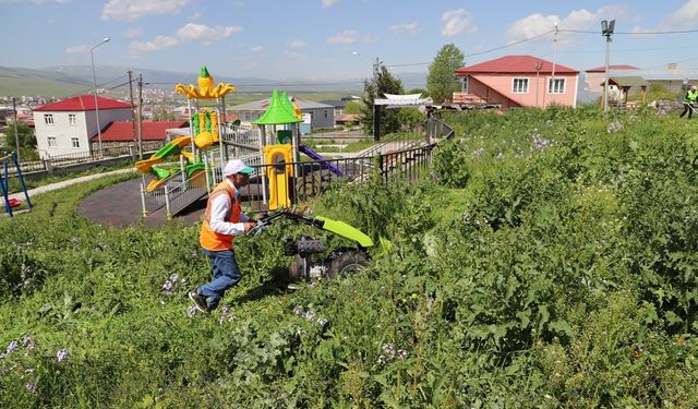 Ardahan Belediyesi’nden park ve bahçelerde bakım çalışması
