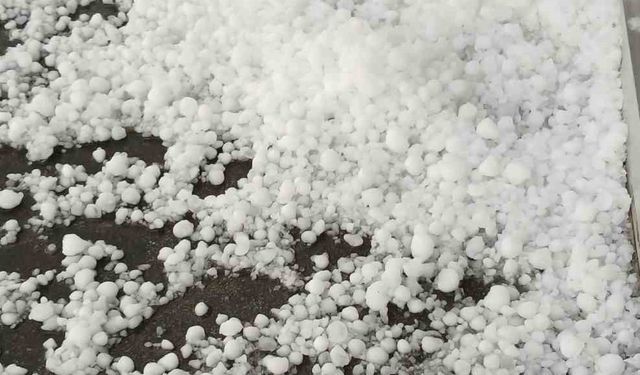 Ardahan’da dolu, araçlara ve tarım arazilerine zarar verdi