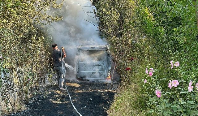 Bahçesindeki otları yakmak istedi, otomobili yaktı