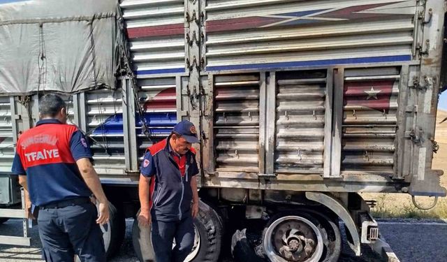 Balataları tutuşan tırın küle dönmesini itfaiye önledi