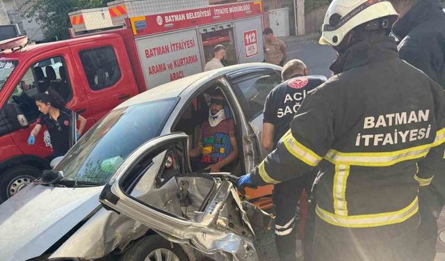 Batman’da otomobillerin çarpışması sonucu sıkışan sürücü kurtarıldı