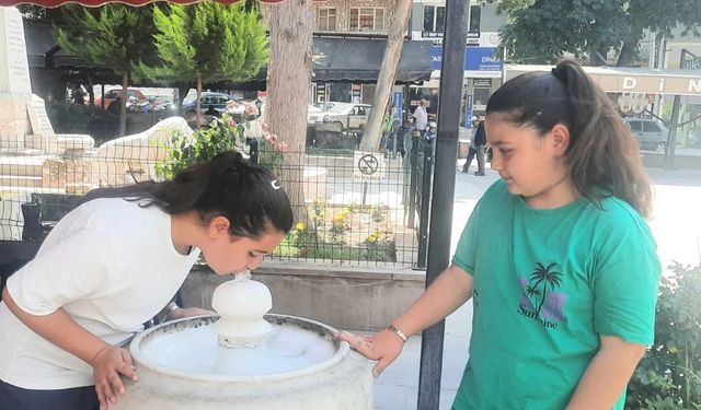 Bu ilçenin sokaklarındaki çeşmelerden 100 yılı aşkındır buz gibi doğal kaynak suyu akıyor