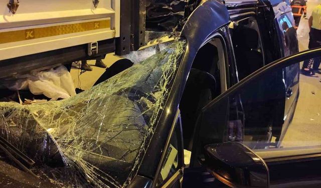 Çankırı’da hafif ticari araç park halindeki kamyona çarptı: 2 ölü, 3 yaralı