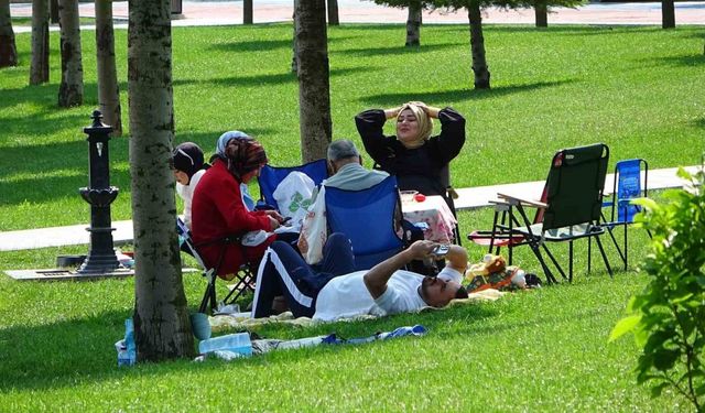 Çorum’da vatandaşlar tatilin keyfini Millet Bahçesi’nde çıkardı