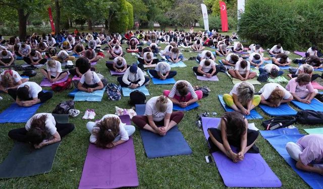 Denizli’de 300 kadın aynı anda yoga yaptı