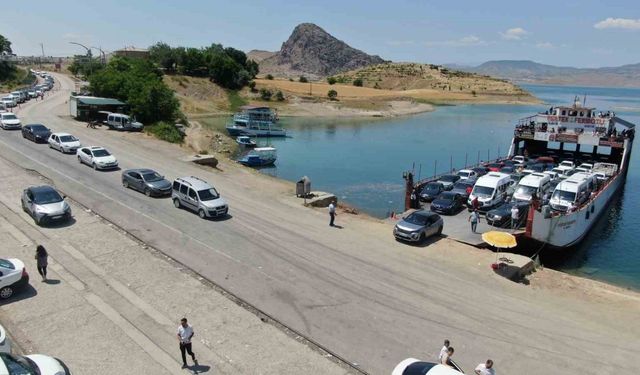 Elazığ-Pertek feribotlarında bayram yoğunluğu: Kilometrelerce kuyruk oluştu