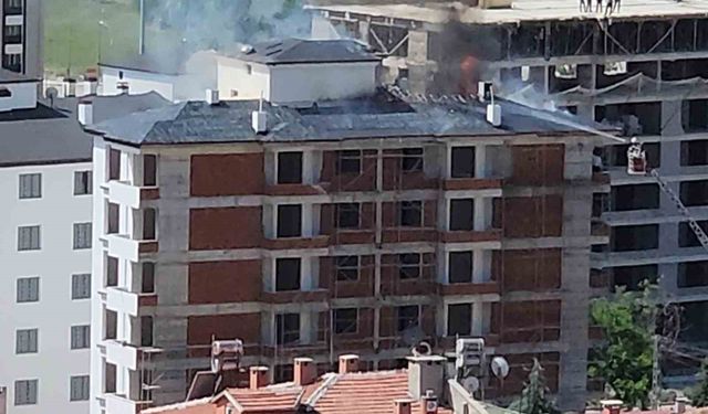 Elazığ’da inşaattaki çatı yangını söndürüldü