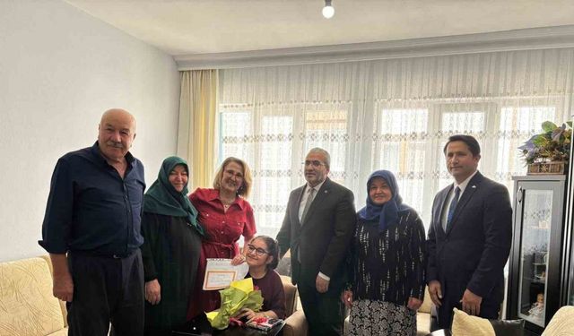 Hastalığı sebebiyle okula gidemedi, evde eğitimle mezun oldu