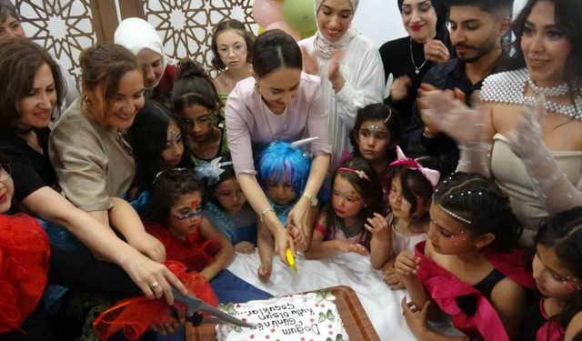 İhtiyaç sahibi çocuklar özel kostümlerle doğum günlerini kutladı
