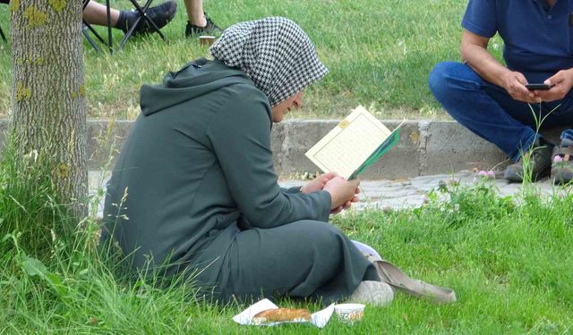 Isparta’da YKS heyecanı başladı öğrenciler sınavda, aileler dışarıda ter döktü