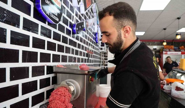 Kasapların kıyma mesaisi sürüyor