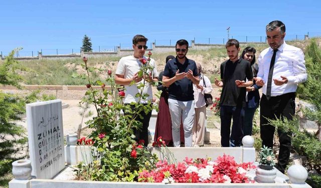 Kimsesizler mezarlığına defnedilmişti, vatandaşlar Arefe günü yalnız bırakmadı
