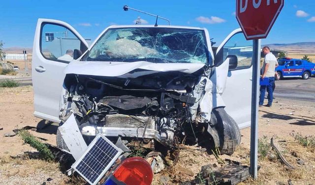 Kırıkkale’de minibüs ile hafif ticari araç çarpıştı: 6 yaralı