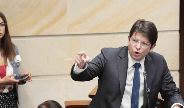 Kolombiya’da başkan adayı Uribe’ye suikast girişimi: Başından vuruldu