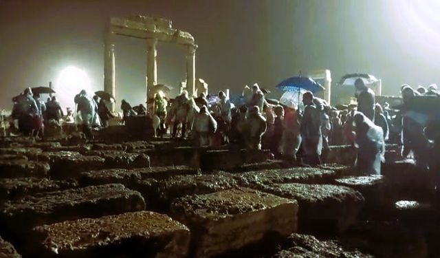 Laodikya’dan, Kızıl Ordu Korosunun şarkıları değil ‘yuh’ sesleri yükseldi