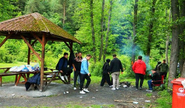 Öğrencilere yaz tatiline piknikle giriyor