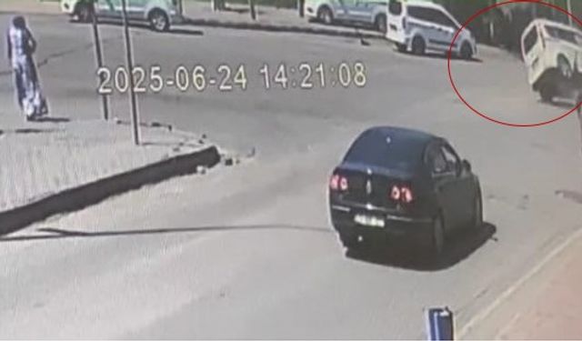 Otomobil ile kamyonetin çarpıştığı kaza güvenlik kamerasına yansıdı