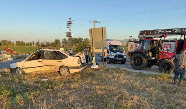 Otomobil ile traktörün çarpıştığı kazada 4 kişi yaralandı