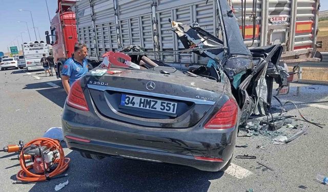 Otomobil, lastiği patlayan tıra arkadan çarptı: 2 ölü, 1 yaralı