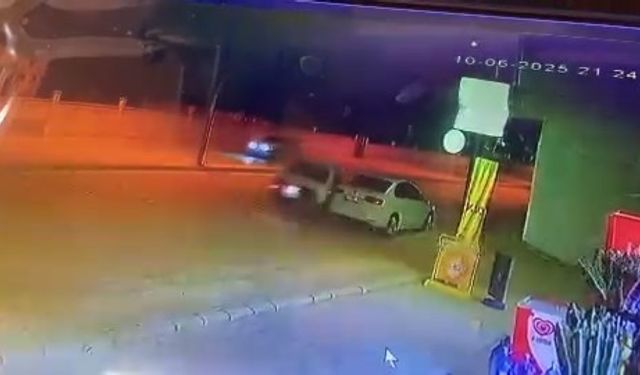 Park halindeki otomobile çarpıp kaçtı: O anlar kamerada