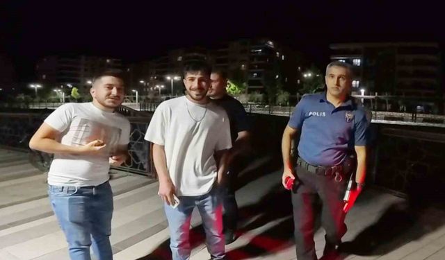 Parkta motosiklet sürdü, polise direnip gazeteci ve bekçilerin görüntüsünü çekti