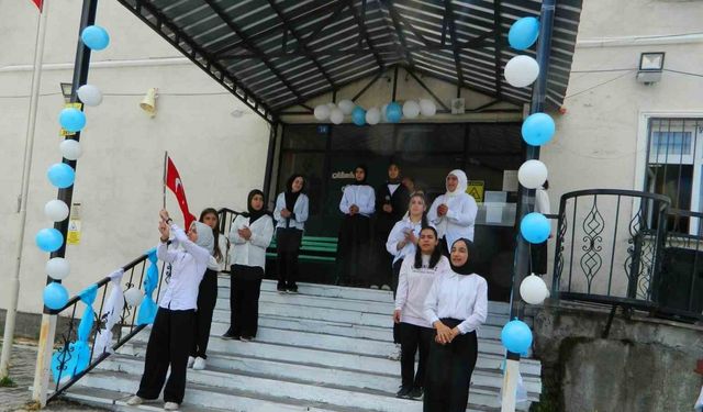 Posof’ta öğrencilerin şiir programı beğeni topladı