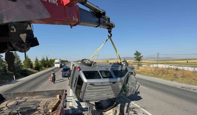 Refüje devrilen hafif ticari araçta 2 kişi yaralandı