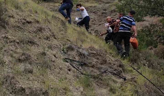 Şarampole devrilen traktörün altında kalan sürücü hayatını kaybetti