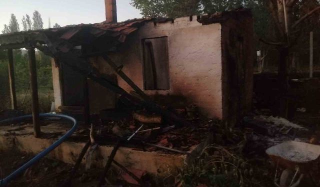 Şarkikaraağaç’ta bahçe evi yangında kullanılamaz hale geldi