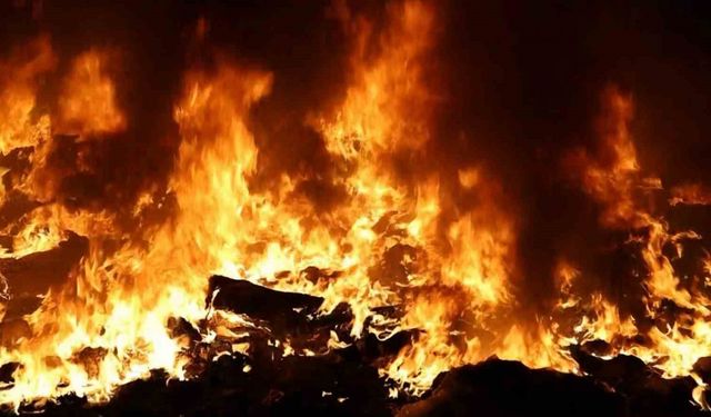 Şehrin merkezindeki çöplükten yükselen alevler korkuttu
