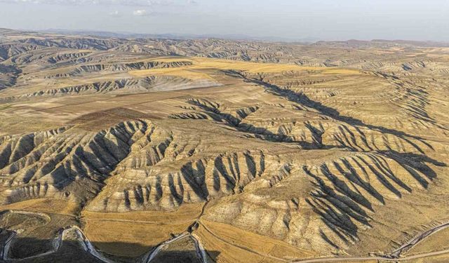 Toprağın renkleriyle şekillenen tepeler, kartpostallık manzara sunuyor
