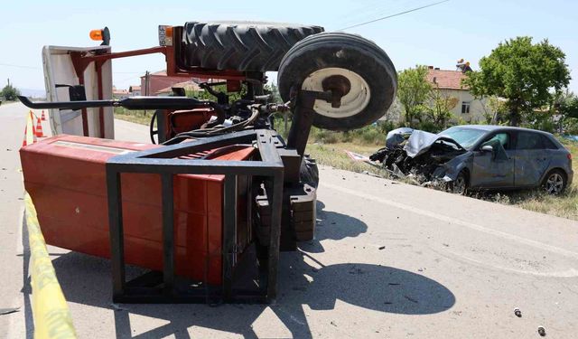 Traktör ile otomobil çarpıştı: 4 yaralı