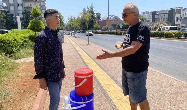 15 yaşındaki genç, limonata satarak hayaline yürüyor
