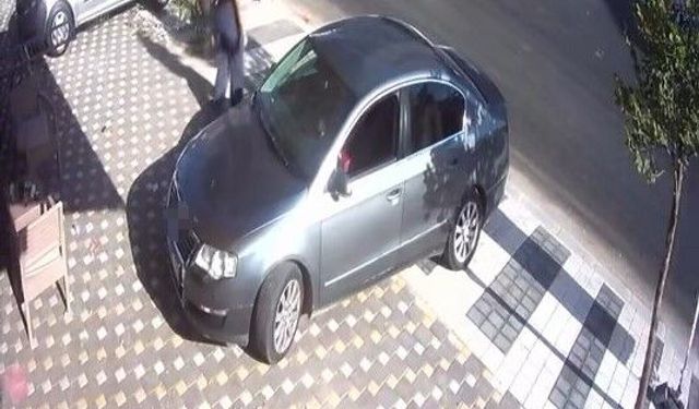 Araçta bırakılan çocuk, el frenini indirdi