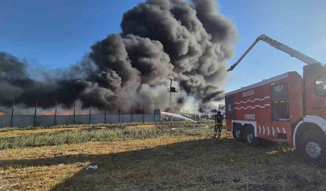 Balıkesir itfaiyesinden Manisa ve İzmir yangınlarına destek