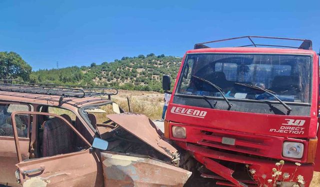Balıkesir İvrindi’de otomobil ile kamyonet çarpıştı; 8 yaralı